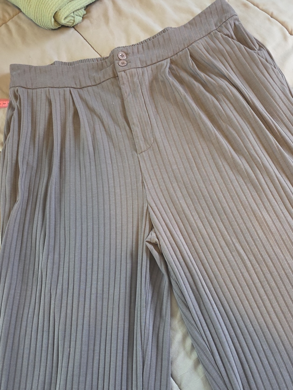 Wide-Leg Pleated Pants in Light Gray — Women